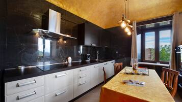 Réfrigérateur, four, plaque de cuisson, bouilloire électrique