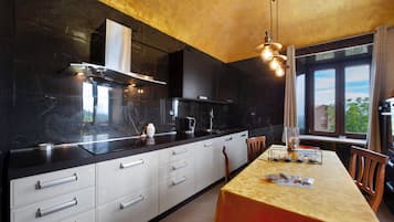 Kühlschrank, Ofen, Herdplatte, Wasserkocher