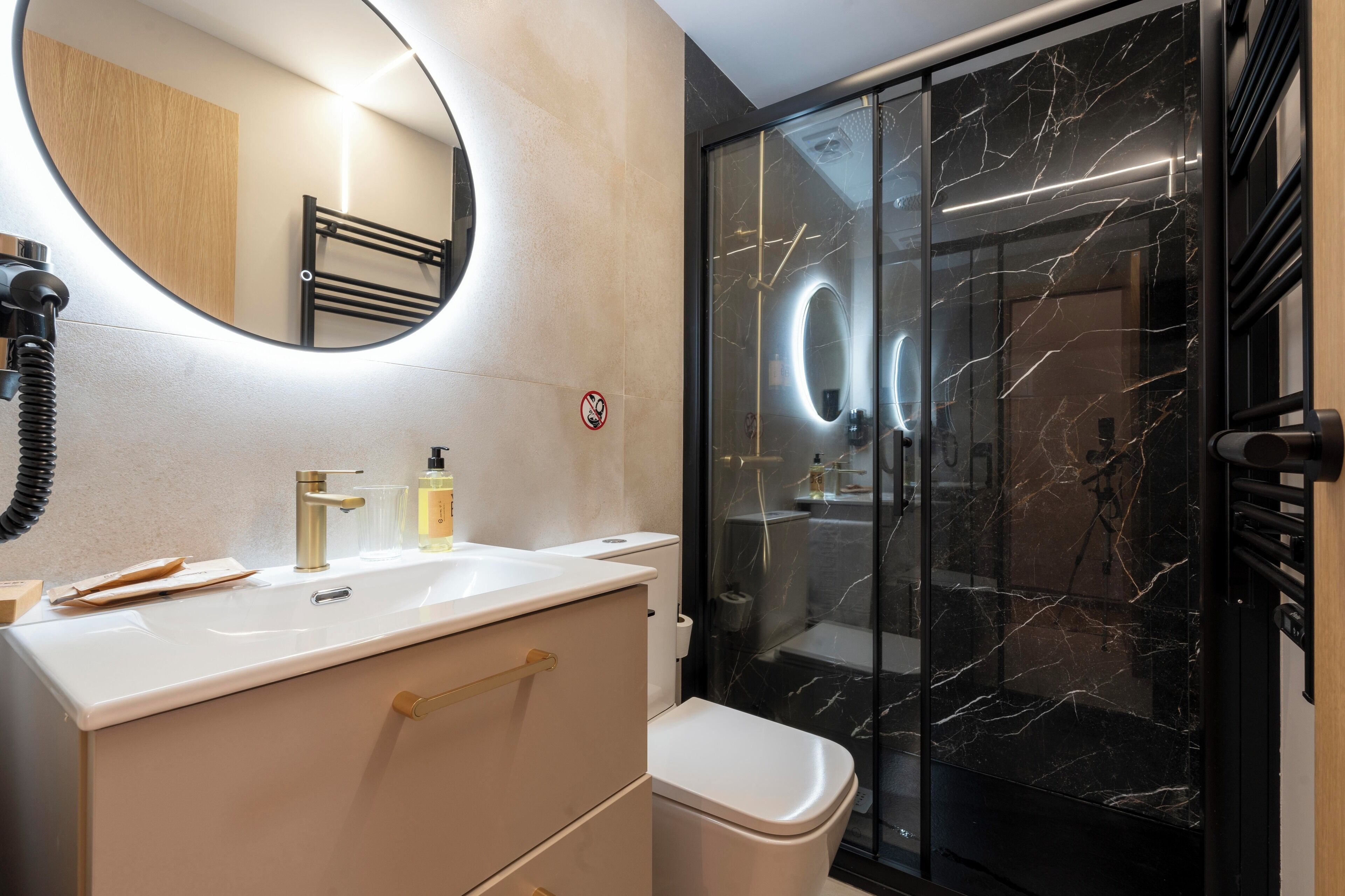 Sèche-cheveux, serviettes fournies, savon, shampoing