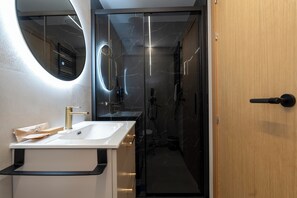 Standard-Einzelzimmer | Badezimmer | Haartrockner, Handtücher, Seife, Shampoo