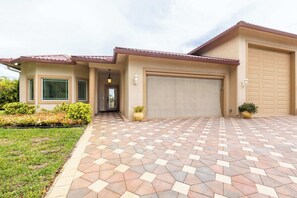 Exterior - ‼️3BR Getaway Near Everything •Fenced Yard • BBQ (West Palm Beach)