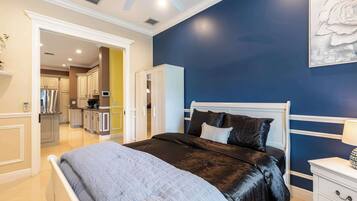 3 habitaciones, tabla de planchar con plancha, wifi y ropa de cama