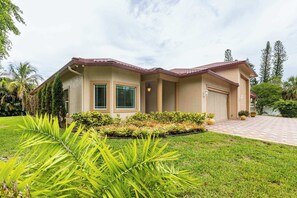 Exterior - ‼️3BR Getaway Near Everything •Fenced Yard • BBQ (West Palm Beach)