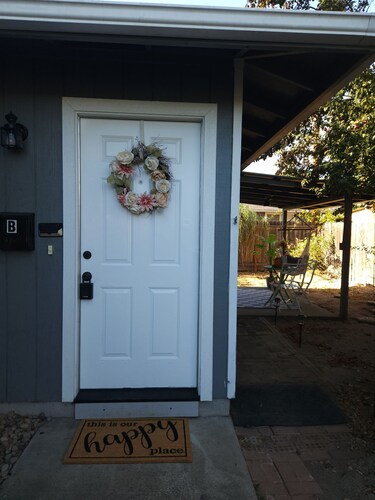 Charming 2-bedroom apartment with WiFi, AC in pleasant Grants Pass