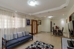 House, Smoking - Ch Cara com Churrasqueira sal o de Jogos e Wi-fi (Suzano)