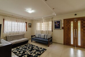 House, Smoking - Ch Cara com Churrasqueira sal o de Jogos e Wi-fi (Suzano)