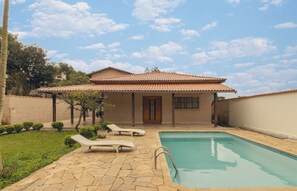 A house with a swimming pool, a covered patio, and a garden. - Ch Cara com Churrasqueira sal o de Jogos e Wi-fi (Suzano)