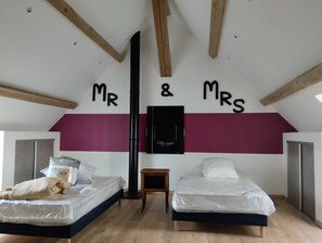 3 عدّة غرف نوم ومكواة/لوح كي وواي فاي وملاءات أسرّة