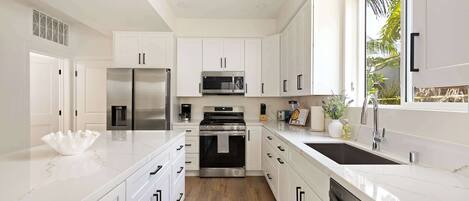 ثلاجة، ميكروويف، فرن، موقد طهي مسطح