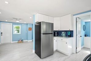 House, Multiple Beds (Lazy Daze) | Private kitchen