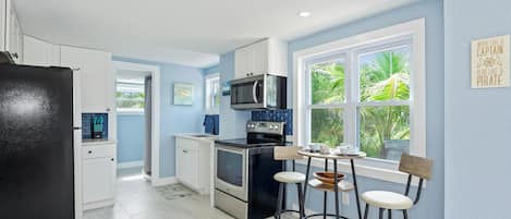 House, Multiple Beds (Lazy Daze) | Private kitchen