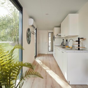 Fridge, microwave, stovetop, dishwasher