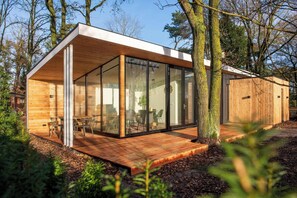 Exterior - Stylish forest cottage with private sauna and hot tub, surrounded by greenery. Ideal for couples or families seeking peace and wellness. (Maasbree)