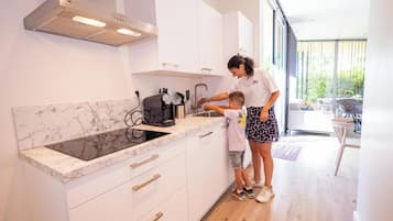 Fridge, microwave, stovetop, dishwasher