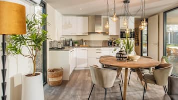 Køleskab, mikrobølgeovn, kogeplade, opvaskemaskine