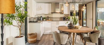 Stylish and compact hideaway for two with private terrace and large windows, surrounded by forest in North Limburg.