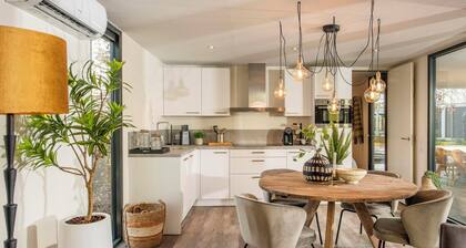 Design-Ferienhaus für zwei mit großer Fensterfront und Terrasse – kompakt, stilvoll und mitten in der Natur Nord-Limburgs.