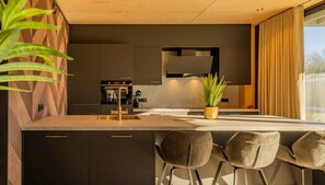 Fridge, microwave, stovetop, dishwasher - Spacious forest villa with 4 bedrooms, 3 bathrooms and covered terrace – ideal for group getaways in peaceful, natural surroundings. (Maasbree)