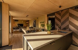 Interior - Spacious forest villa with 4 bedrooms, 3 bathrooms and covered terrace – ideal for group getaways in peaceful, natural surroundings. (Maasbree)