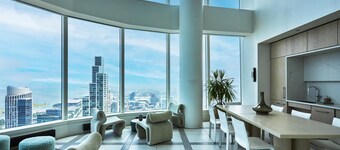 High-Rise 65 Fl Apt w/Lux Amenities, Lake Views