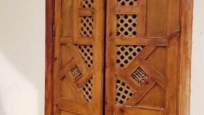 Une armoire en bois ornée de motifs complexes en forme de treillis.