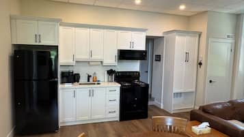 Køleskab, mikrobølgeovn, ovn, kogeplade