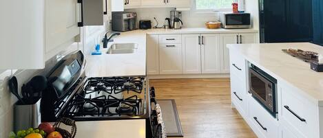 Frigorifero, microonde, forno, piano cottura