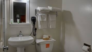 Superior-værelse - 1 kingsize-seng | Badeværelse | Separat badekar og bruser, håndklæder, Sæbe, Shampoo