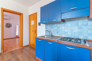 Frigorífic, placa de cuina i cafetera i tetera