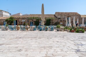 Outdoor dining - Apartment 'Terrazza Sul Mare' with Sea View, Wi-Fi and Air Conditioning (Marzamemi)