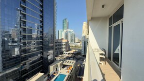 Property grounds - Chic Marina Vibes: 1BR Pad with Epic Views- 914 (Dubai)