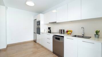 Een koelkast, een microgolfoven, een oven, een kookplaat