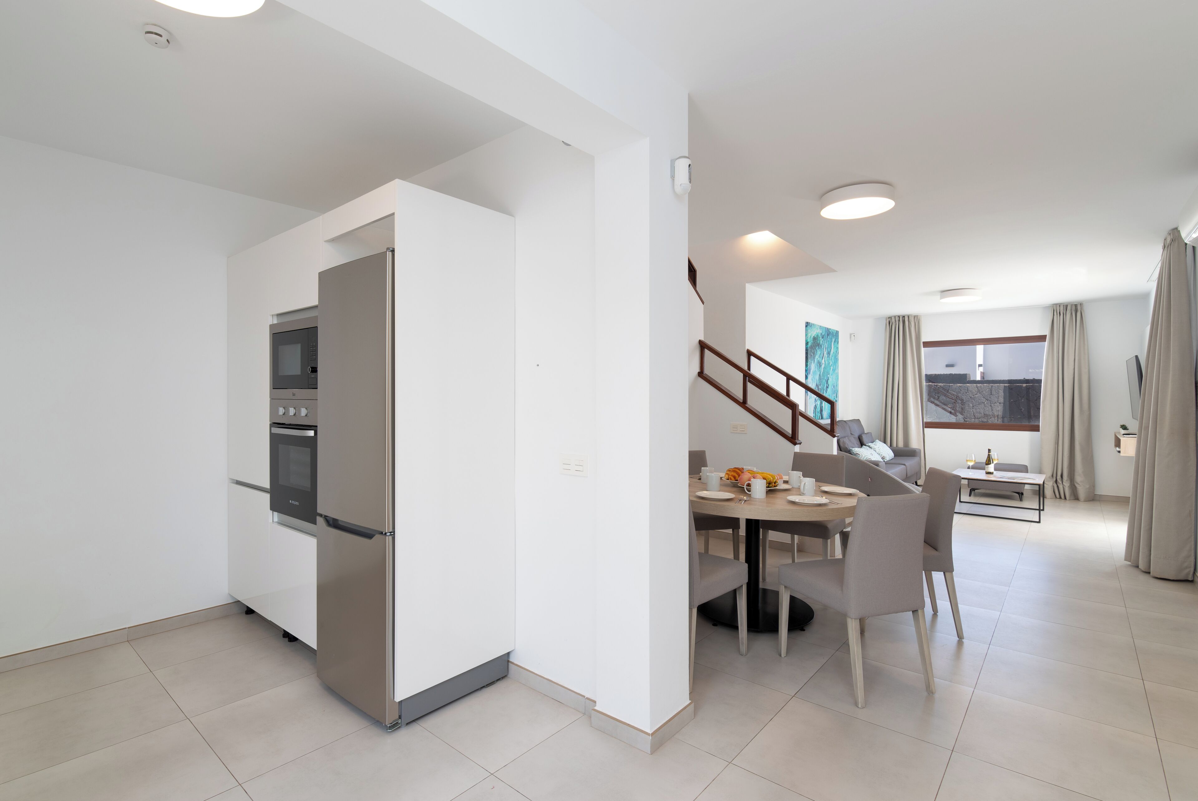 Geladeira, micro-ondas, fogão, cooktop