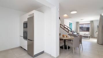 Geladeira, micro-ondas, fogão, cooktop