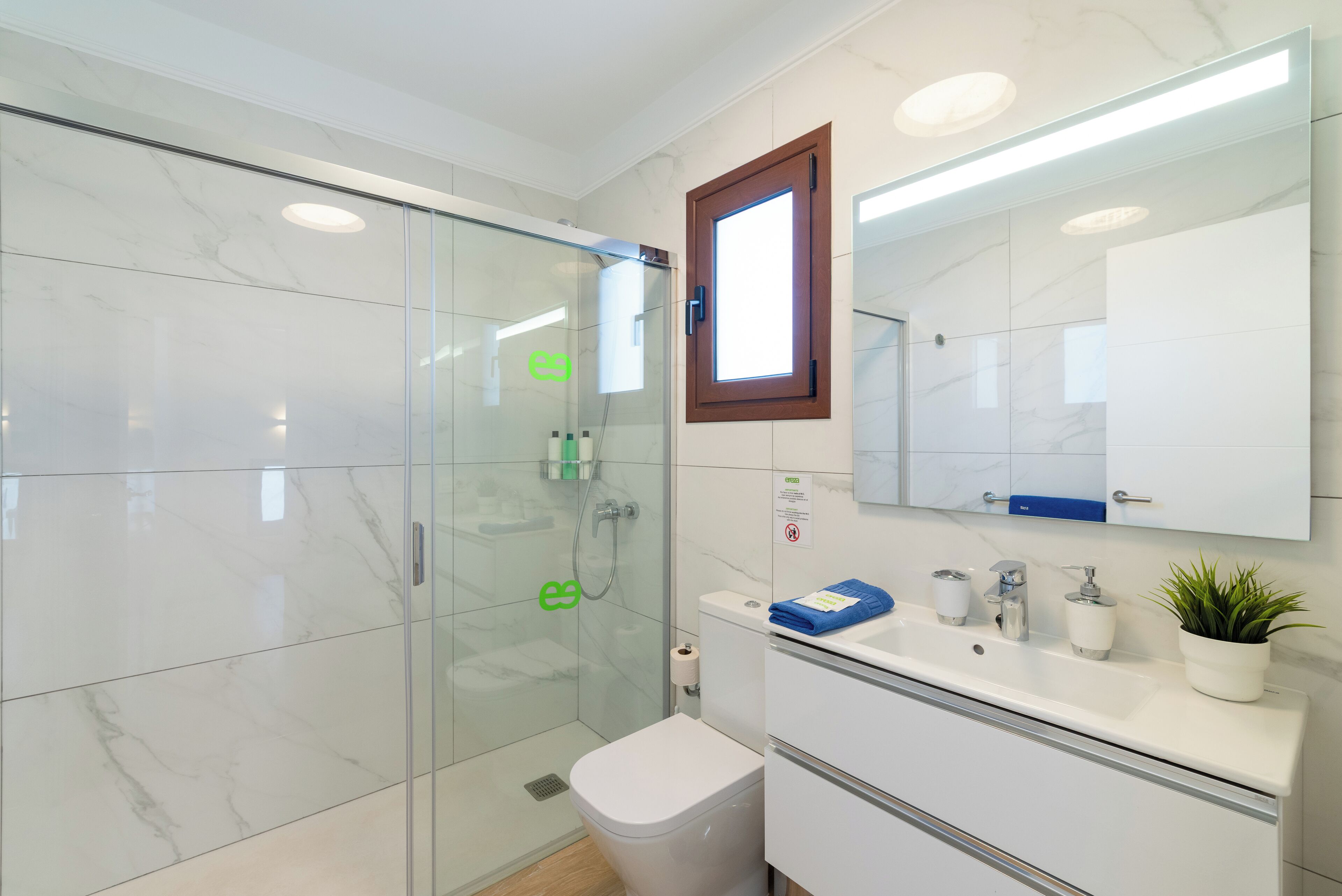 Chuveiro, chuveiro com efeito de chuva, secador de cabelo 