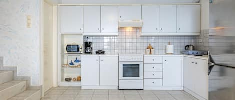 Fridge, oven, stovetop, coffee/tea maker