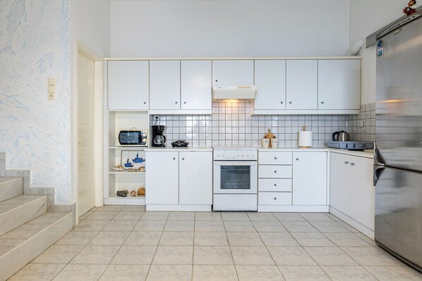 Fridge, oven, stovetop, coffee/tea maker