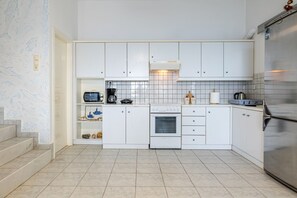 Kühlschrank, Ofen, Herdplatte, Wasserkocher mit Kaffee-/Teezubehör