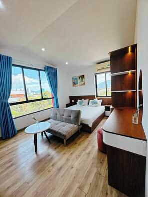 Deluxe appartement, uitzicht op stad | Een bureau, een laptopwerkplek, gratis wifi