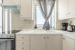 Fridge, oven, stovetop, coffee/tea maker