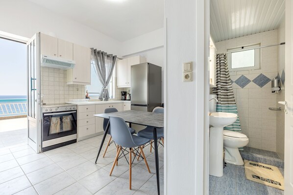 Fridge, oven, stovetop, coffee/tea maker