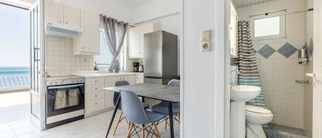 Fridge, oven, stovetop, coffee/tea maker