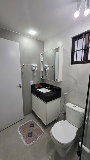 Classic Apartment, Courtyard View | Bathroom | Shower, hair dryer, towels, soap - Flat Centro Porto de Galinhas 204 byLP (Ipojuca)