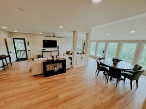 Smart TV, fireplace