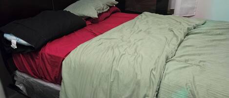 1 slaapkamer, een strijkplank/strijkijzer, wifi, beddengoed