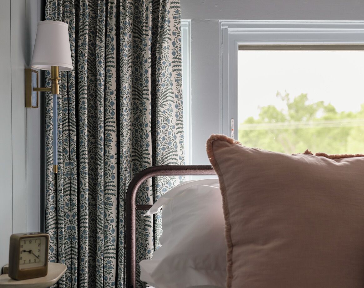 Habitación cuádruple de lujo | Sábanas italianas Frette, ropa de cama de alta calidad y edredón 