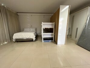 5 habitaciones, tabla de planchar con plancha y wifi 
