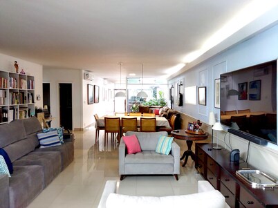 Spacious 5-bedroom house in charming Brasília with WiFi, AC