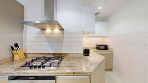 Een koelkast, een microgolfoven, een oven, een kookplaat