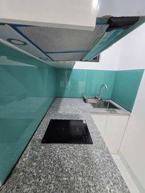 Estúdio standard, sacada, vista para a cidade | Cozinha privada